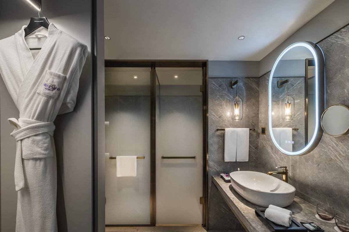 Deluxe Room, 1 King Bed | Down comforters, pillowtop beds, minibar, in-room safe