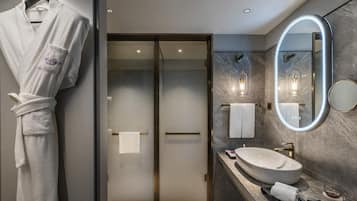 Habitación Deluxe, 1 cama King size | Edredón, minibar, caja de seguridad en la habitación y escritorio