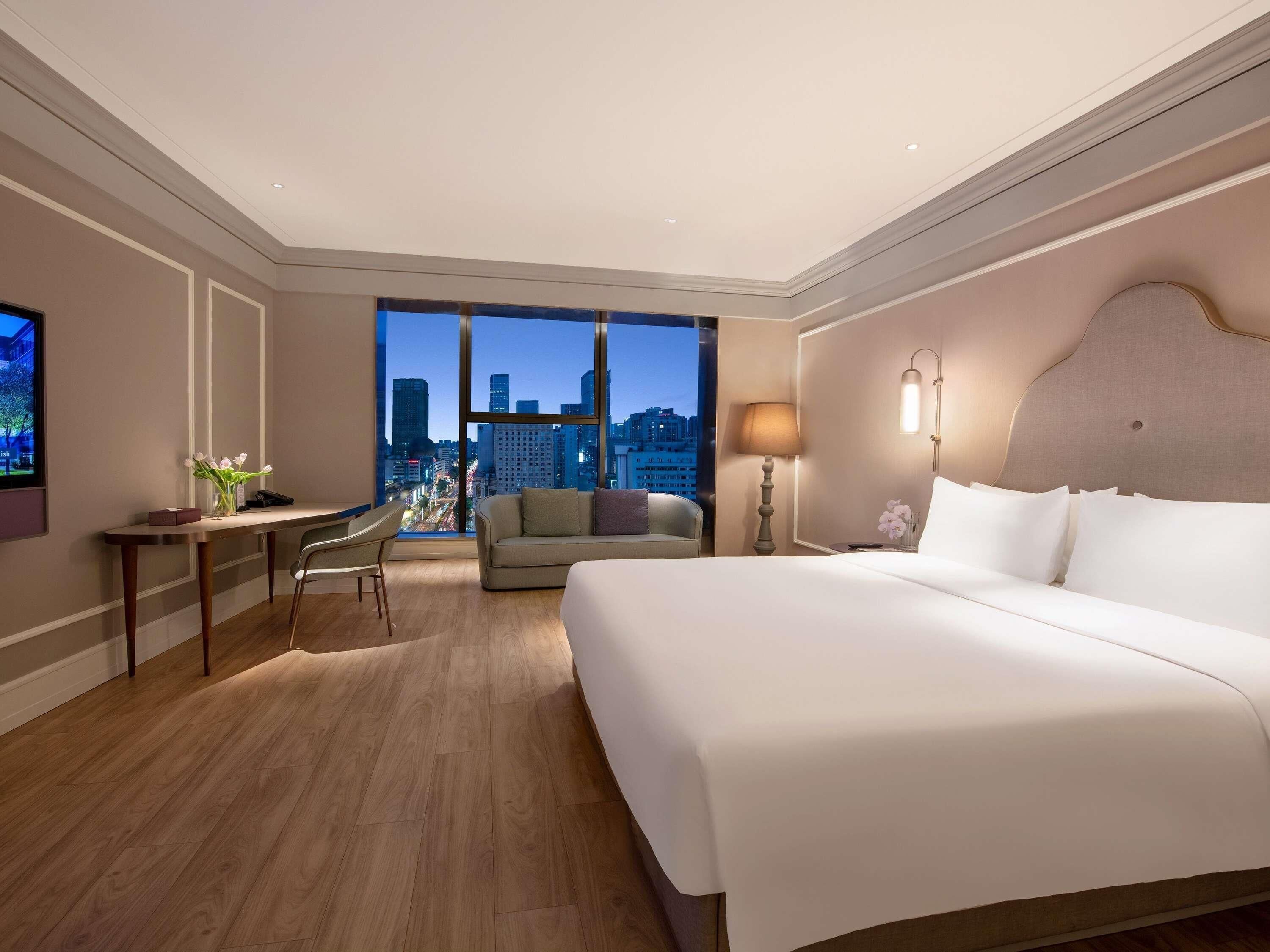 Deluxe kamer, 1 kingsize bed | Donsdekens, een minibar, een kluis op de kamer, een bureau