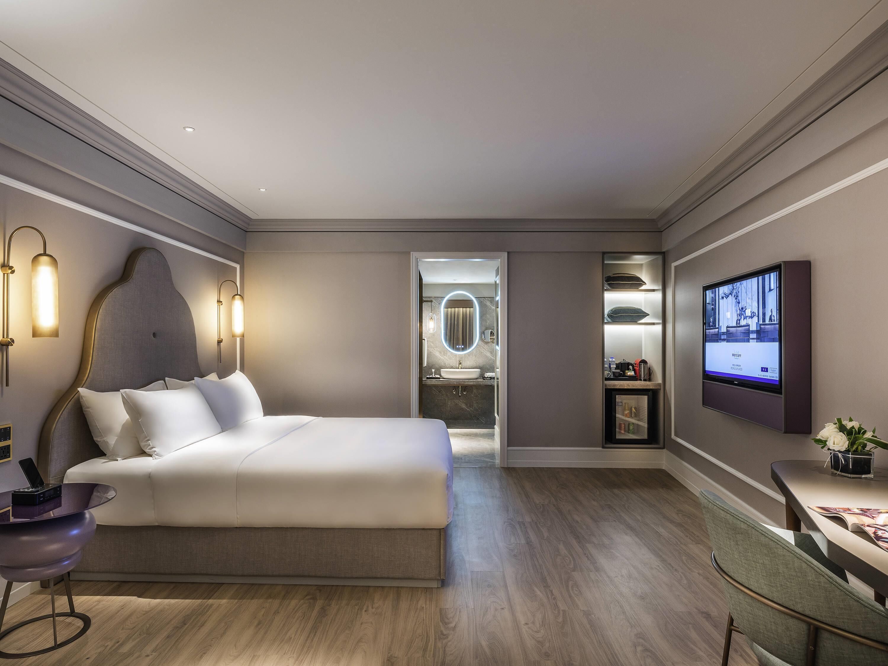 Quarto luxo, 1 cama King | Edredons de pluma, camas com colchões pillow-top, frigobar