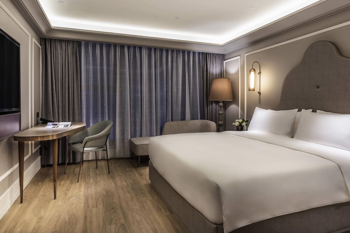 Down comforters, pillowtop beds, minibar, in-room safe