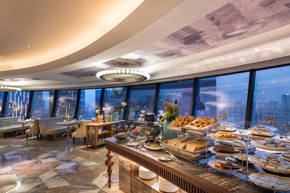 Daily buffet breakfast (CNY 68 per person)