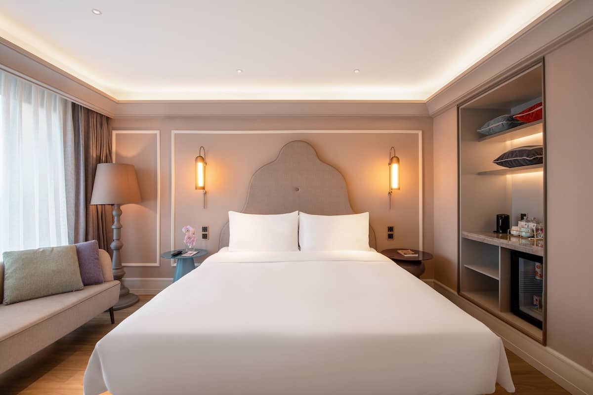 Standard Room, 1 King Bed | Down comforters, minibar, in-room safe, desk