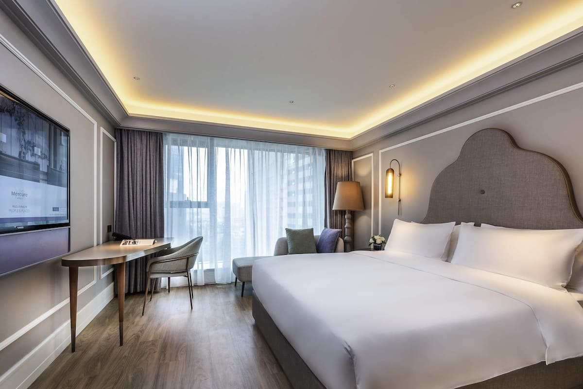 Down comforters, pillowtop beds, minibar, in-room safe