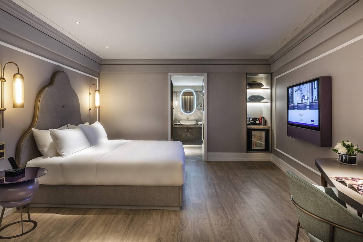 Deluxe-Zimmer, 1 King-Bett | Daunenbettdecken, Pillowtop-Betten, Minibar, Zimmersafe