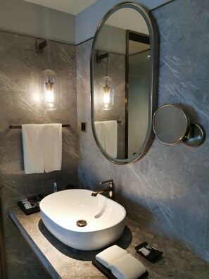 Deluxe-Zimmer, 1 King-Bett | Badezimmer | Dusche, Regendusche, kostenlose Toilettenartikel, Haartrockner