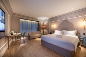 Camera Deluxe, 1 letto king | Copriletto in piuma, materassi a doppio strato, minibar