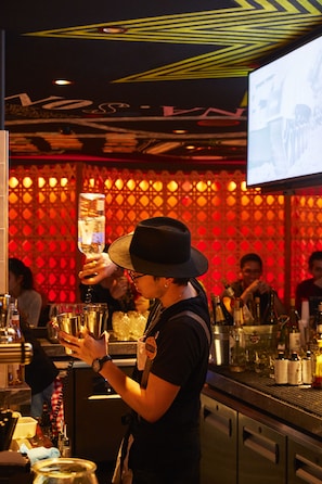 2 Bars/Lounges