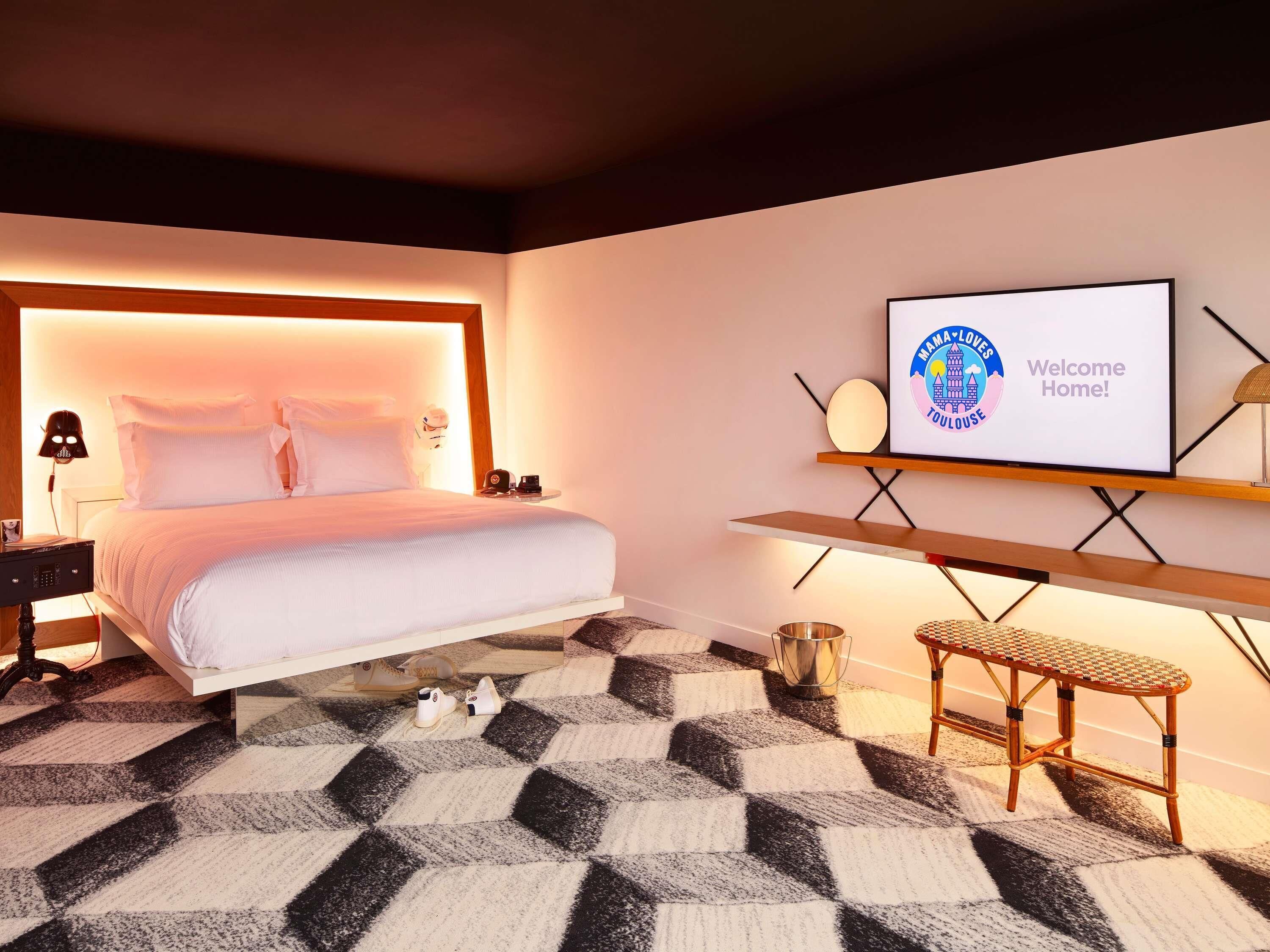 Huone (XXL Mama) | Ylelliset vuodevaatteet, pillowtop-patjalliset sängyt