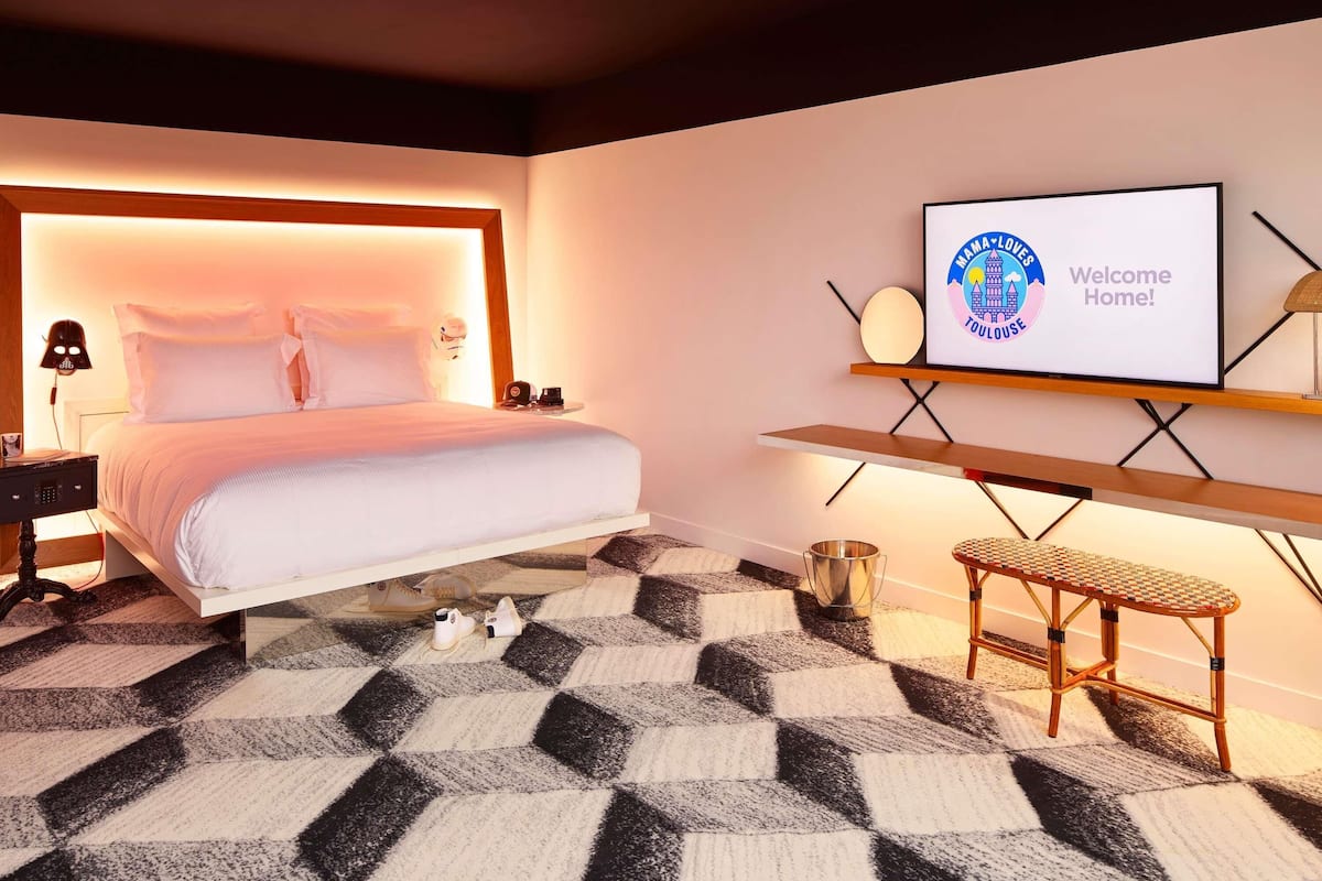 Huone (XXL Mama) | Ylelliset vuodevaatteet, pillowtop-patjalliset sängyt