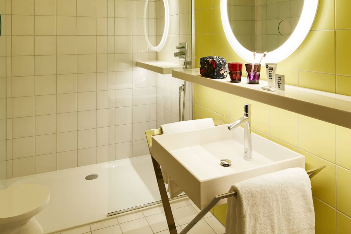 shower, rainfall showerhead, free toiletries, hair dryer