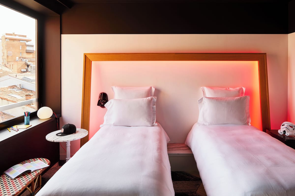 Safe på rommet, skrivebord, lydisolert og strykejern/-brett