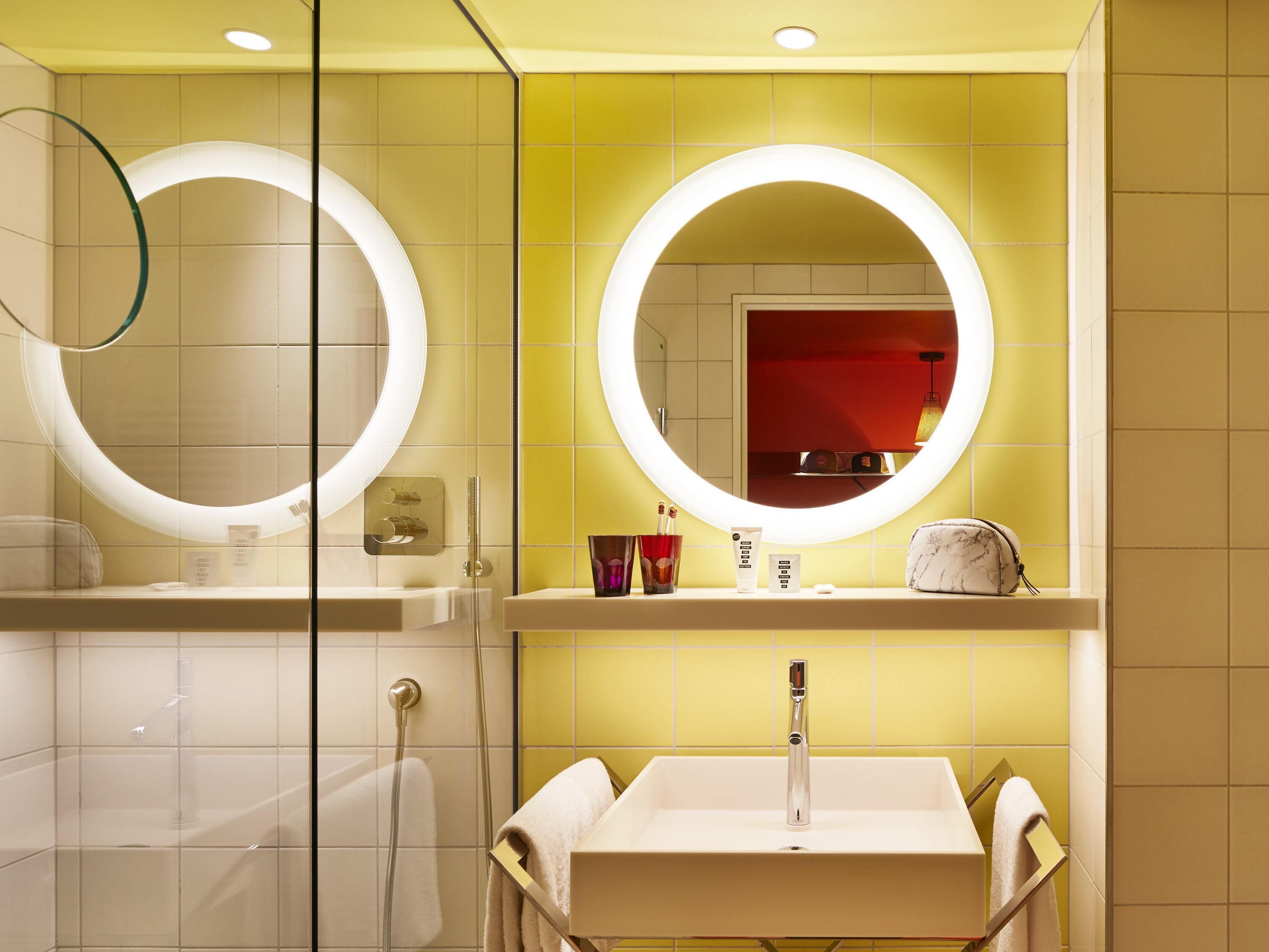 Shower, rainfall showerhead, free toiletries, hair dryer