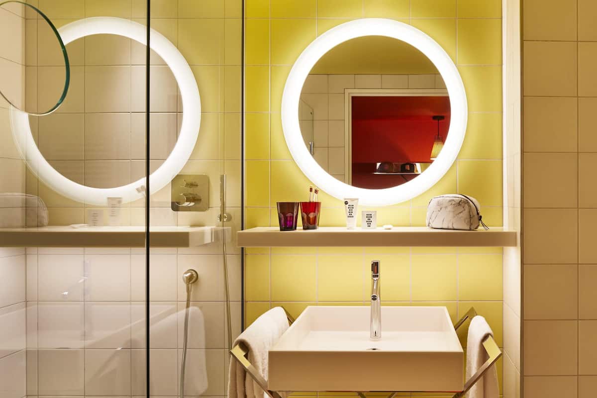 Shower, rainfall showerhead, free toiletries, hair dryer