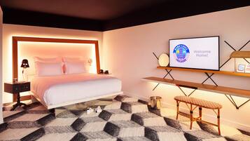 Camera (XXL Mama) | Una cassaforte in camera, una scrivania, insonorizzazione