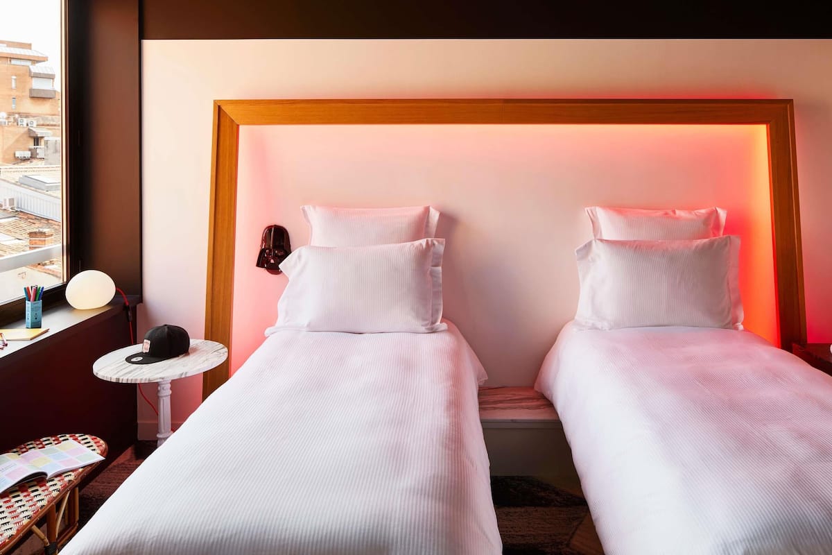 Ylelliset vuodevaatteet, pillowtop-patjalliset sängyt