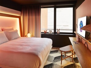 Double Room (Medium Mama) | Peralatan tempat tidur premium, tilam berlapik, peti besi dalam bilik 