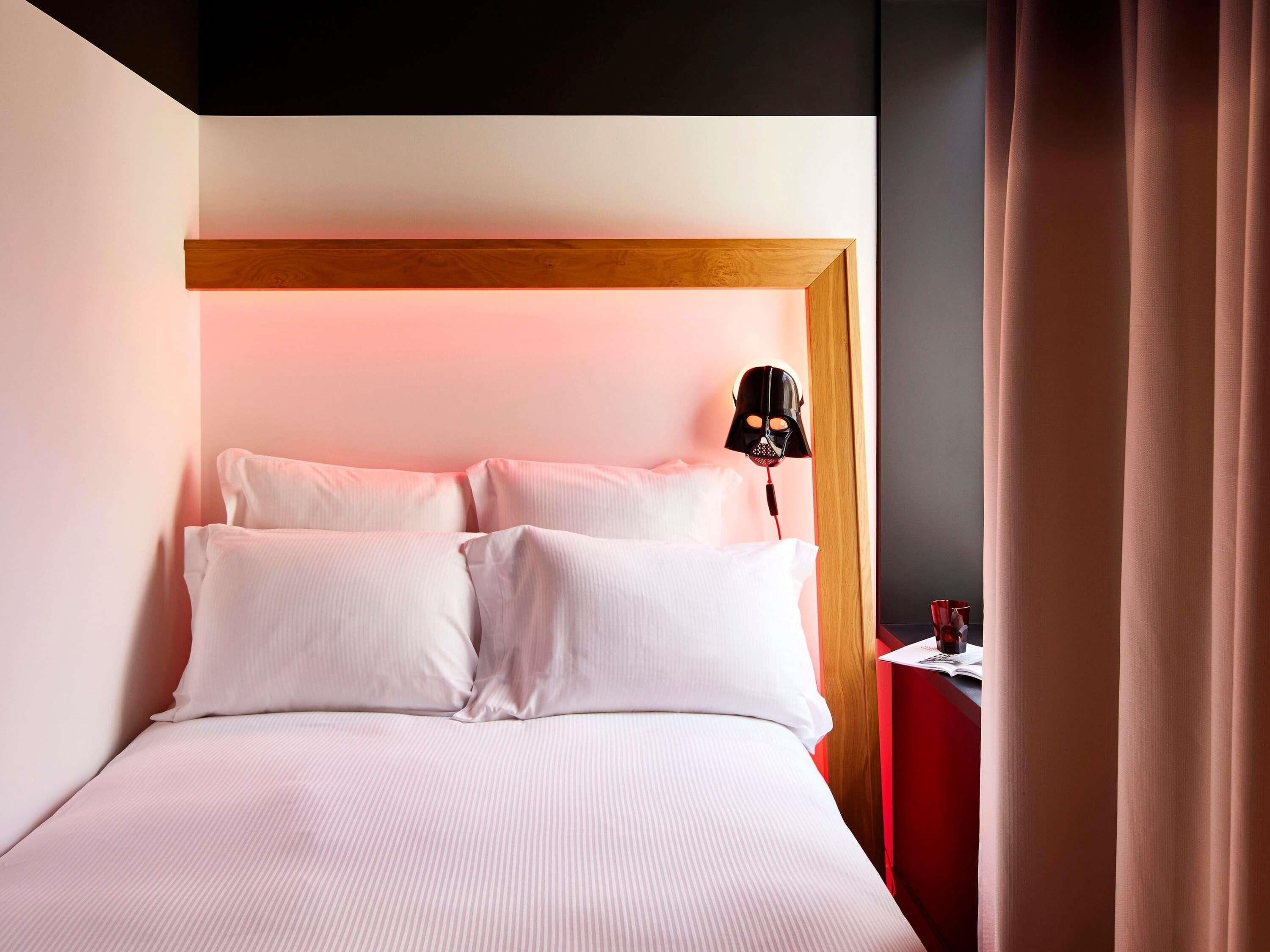 Kahden hengen huone (Small Mama) | Ylelliset vuodevaatteet, pillowtop-patjalliset sängyt