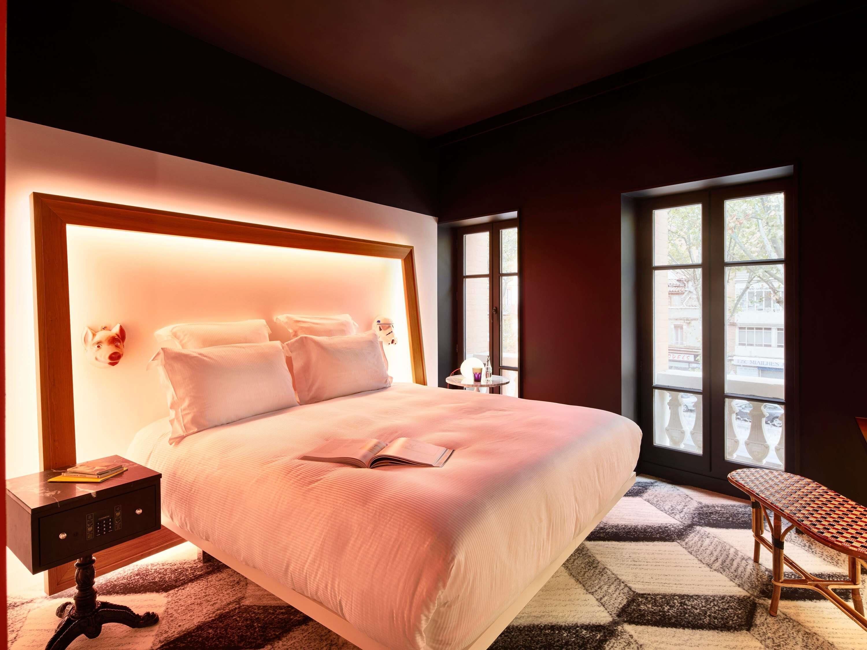 Ylelliset vuodevaatteet, pillowtop-patjalliset sängyt