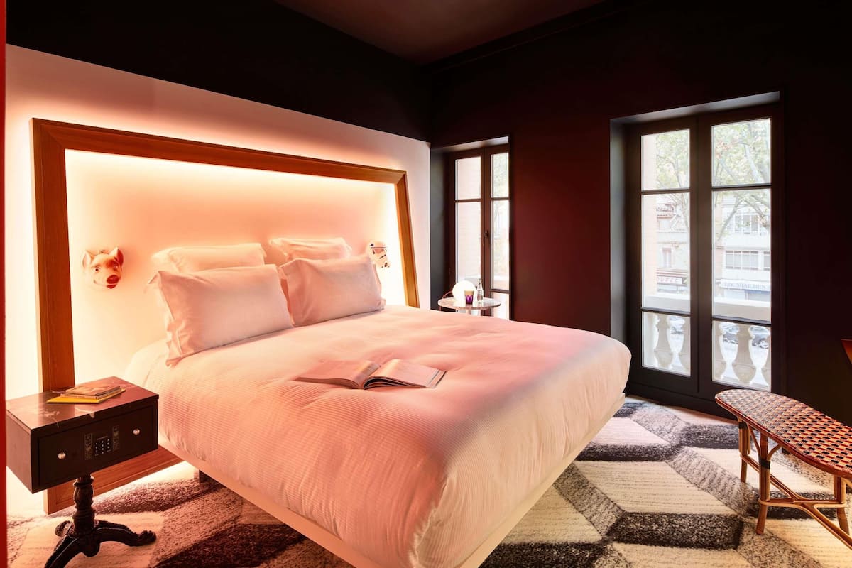 Ylelliset vuodevaatteet, pillowtop-patjalliset sängyt