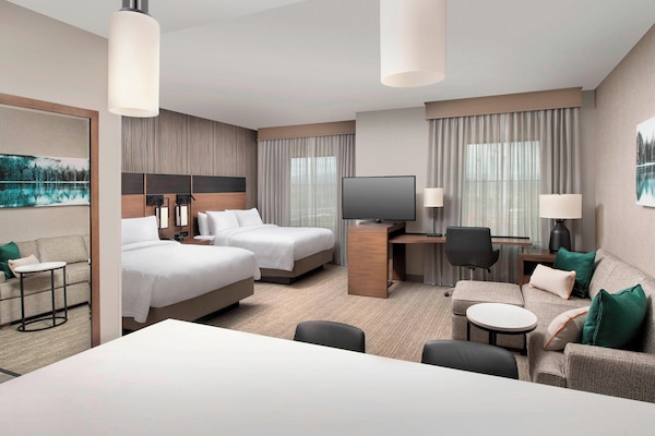 Meja, ruang kerja komputer riba, langsir/tirai gelap terus