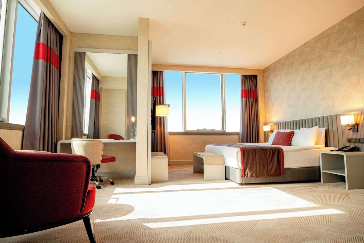 Egyptian cotton sheets, premium bedding, minibar, in-room safe