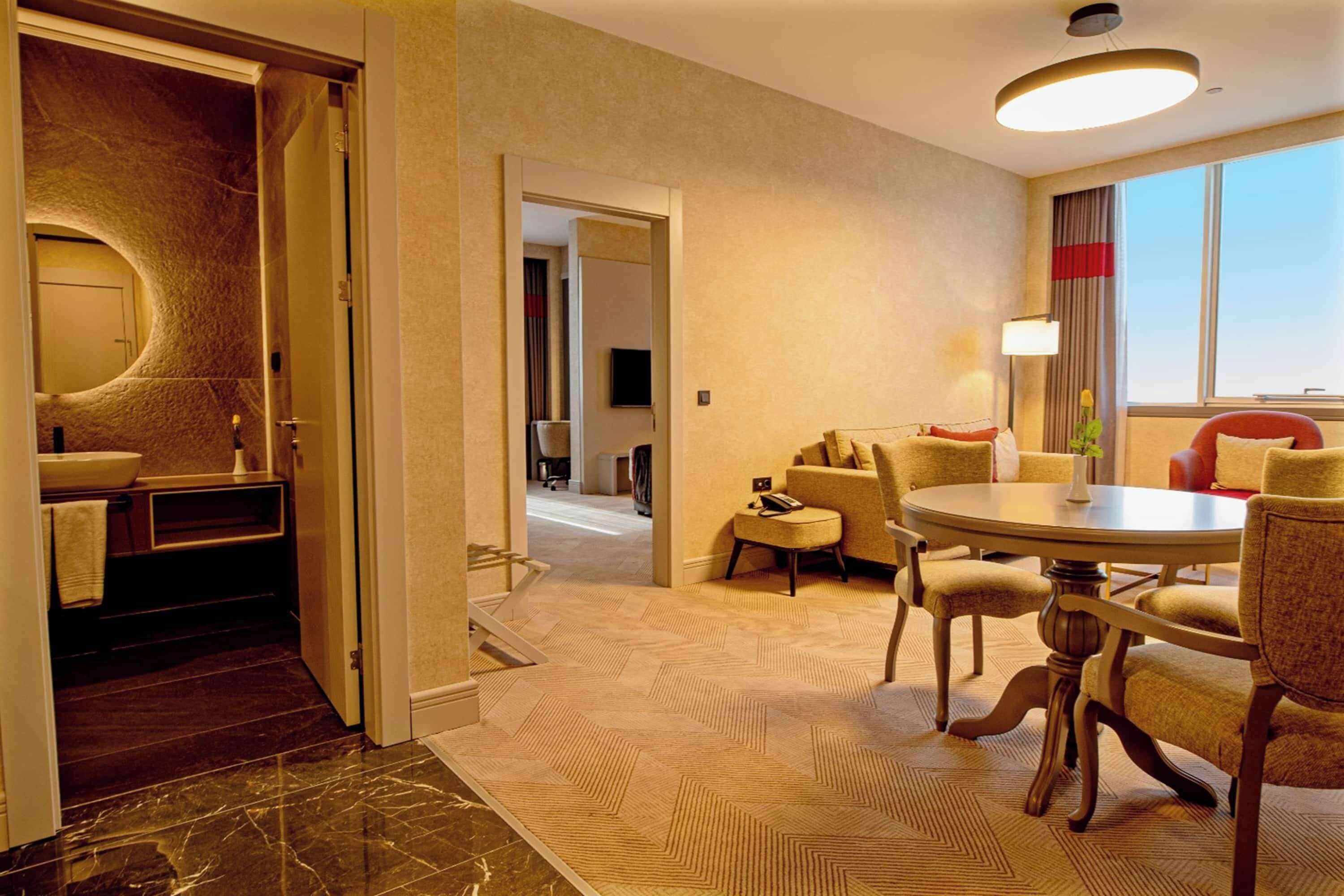 deluxe suite, 1 king bed, smoking | egyptian cotton sheets, premium bedding, minibar, in-room safe