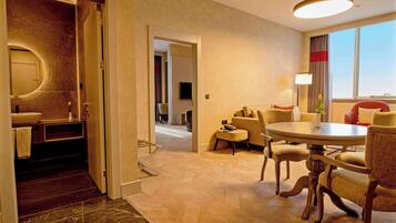 Suite Deluxe, 1 très grand lit, fumeurs | Draps en coton égyptien, literie de qualité supérieure, minibar