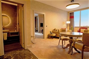 Deluxe Suite, 1 King Bed, Smoking