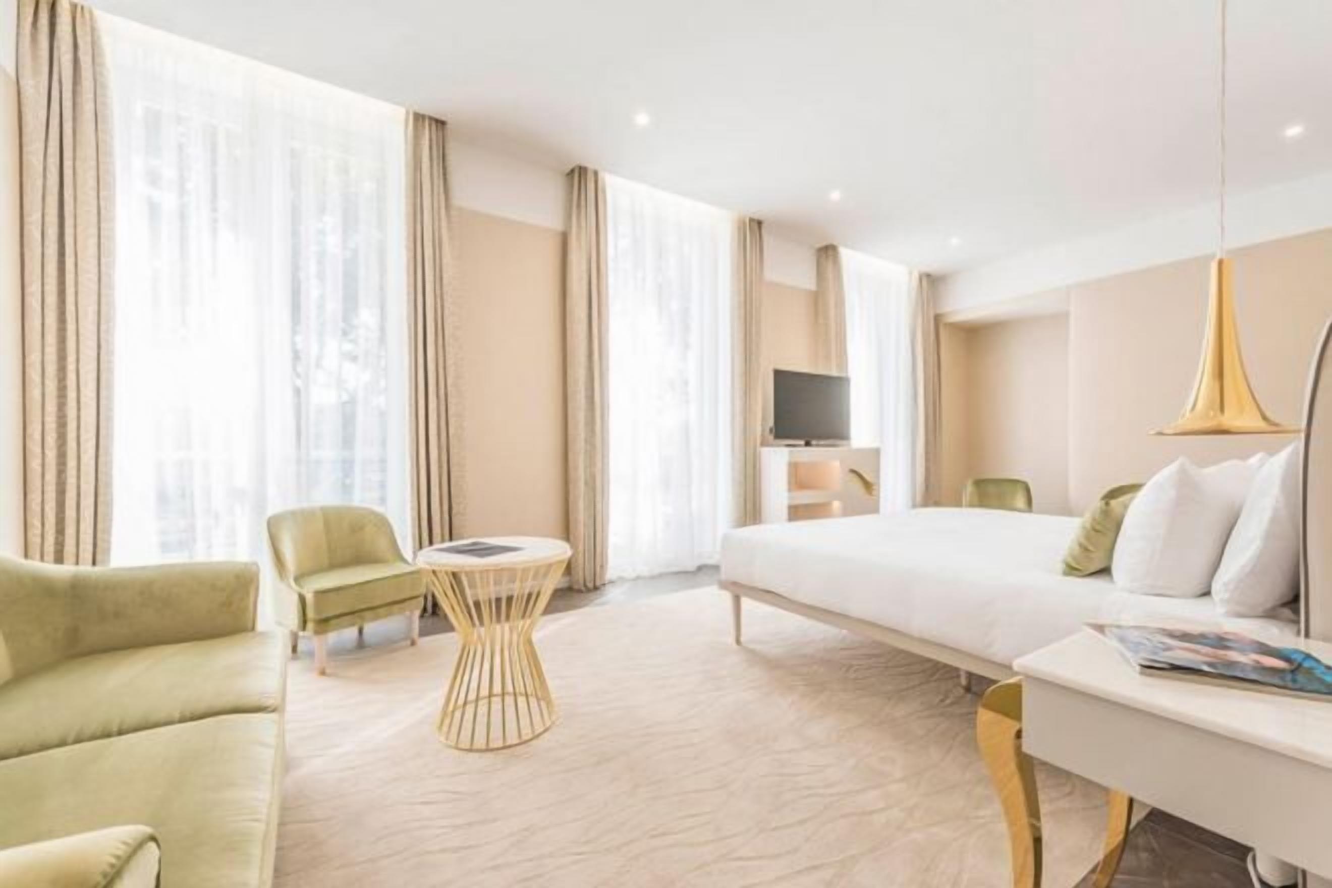 Free minibar, in-room safe, blackout drapes, soundproofing