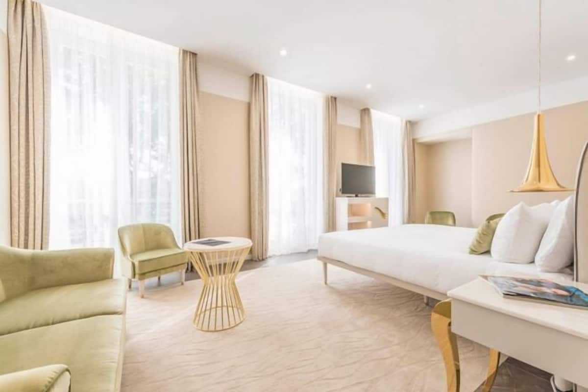 Free minibar, in-room safe, blackout curtains, soundproofing