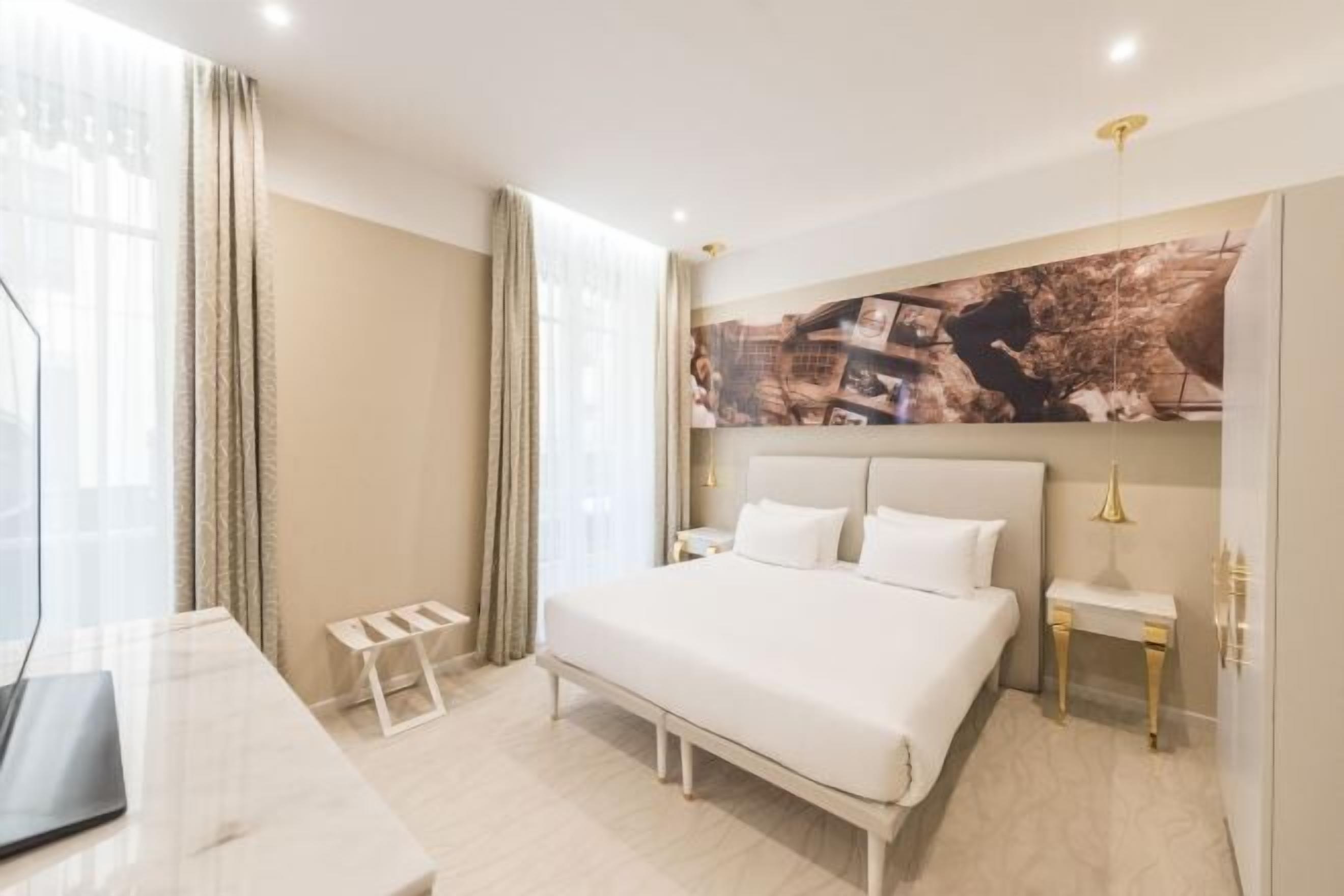 Free minibar, in-room safe, blackout drapes, soundproofing
