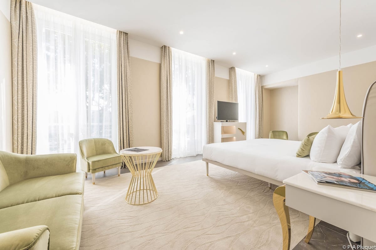 junior suite- river | 1 bedroom, free minibar, in-room safe, blackout curtains