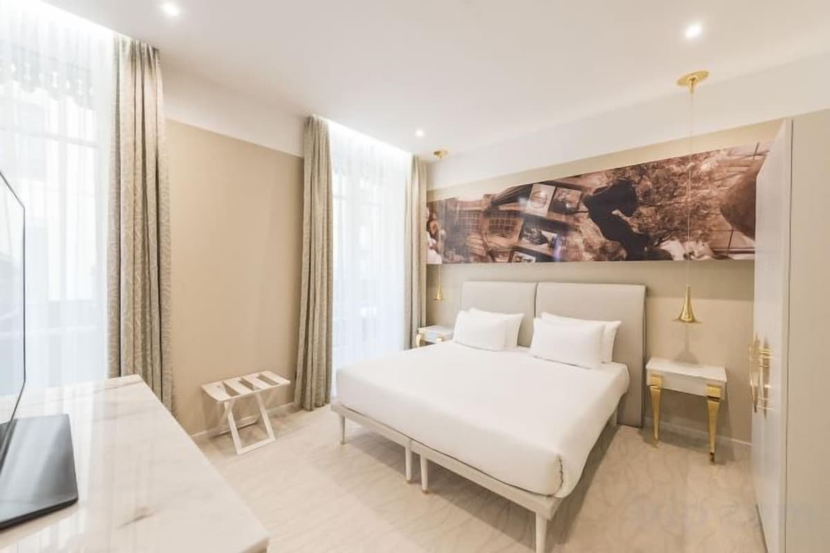 Free minibar, in-room safe, blackout curtains, soundproofing