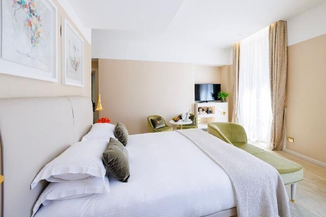 Free minibar, in-room safe, blackout drapes, soundproofing