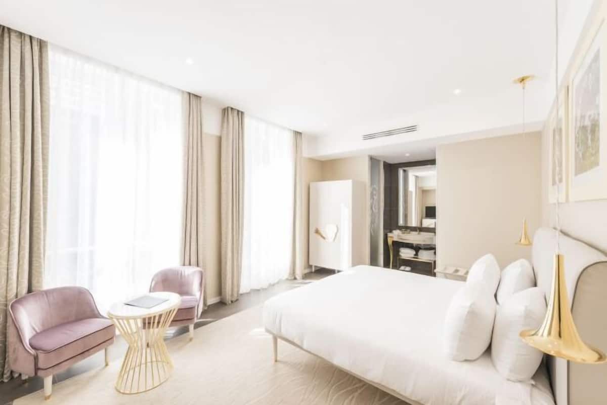 Free minibar, in-room safe, blackout curtains, soundproofing