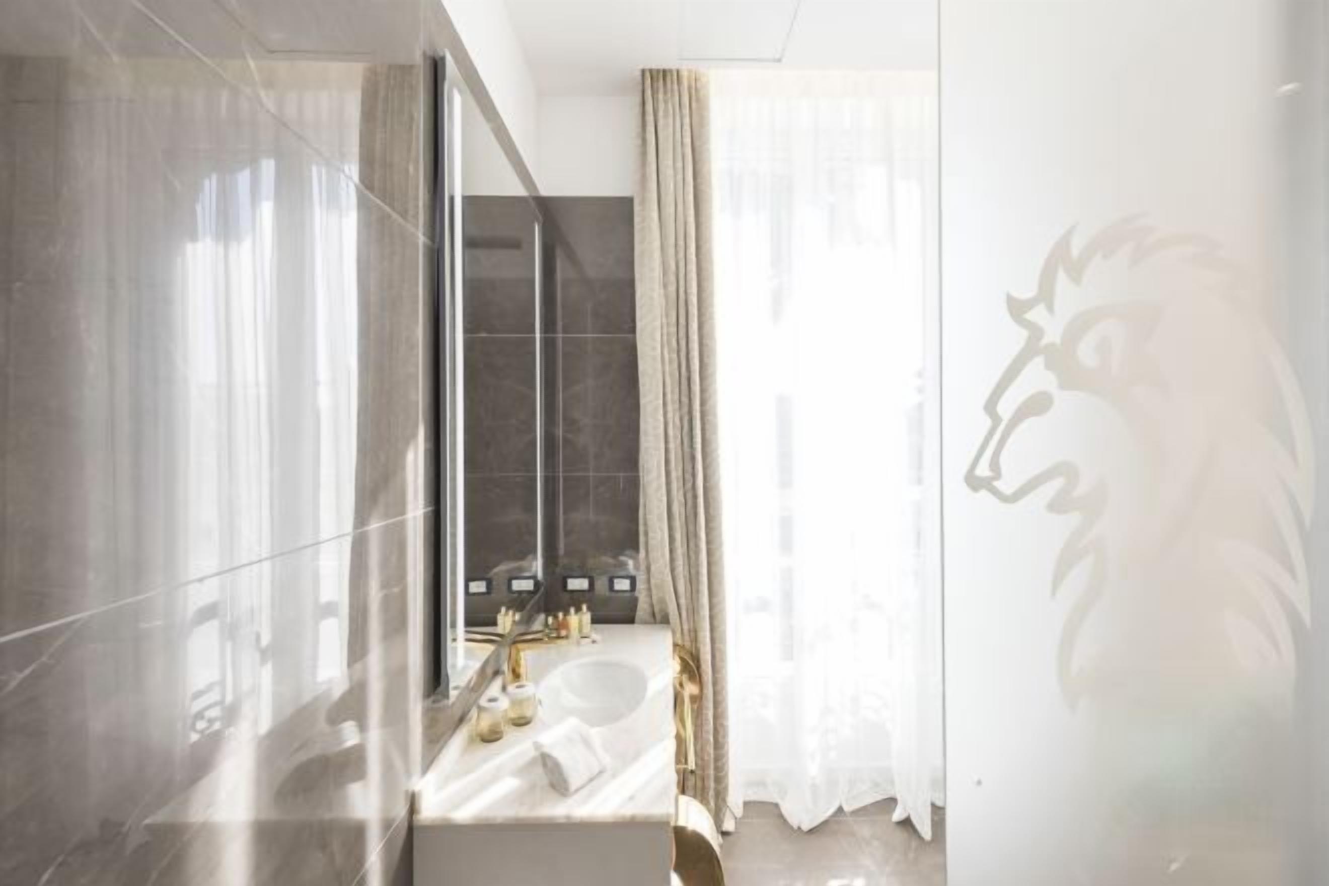 Bathroom | Free toiletries, hair dryer, bathrobes, slippers