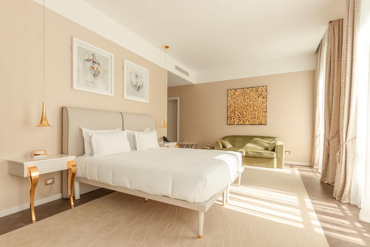 Suite Junior | 1 camera, minibar con snack e bevande gratuite, una cassaforte in camera