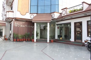 Pintu masuk properti