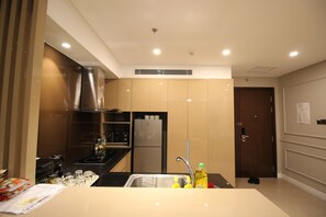 Condo superior, 2 quartos, sacada, vista para o mar | Cozinha privada | Geladeira, micro-ondas, fogão, cooktop