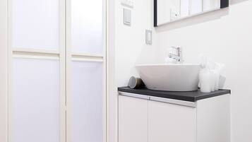 Departamento, 1 habitación | Baño | Tina con regadera, amenidades de baño gratuitas, secadora de cabello
