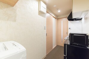 ファミリー スタジオ | 専用簡易キッチン | 冷蔵庫、電子レンジ、コンロ、電気ポット