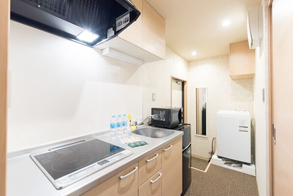 ファミリー スタジオ | 専用簡易キッチン | 冷蔵庫、電子レンジ、コンロ、電気ポット