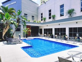 Piscina externa, espreguiçadeiras