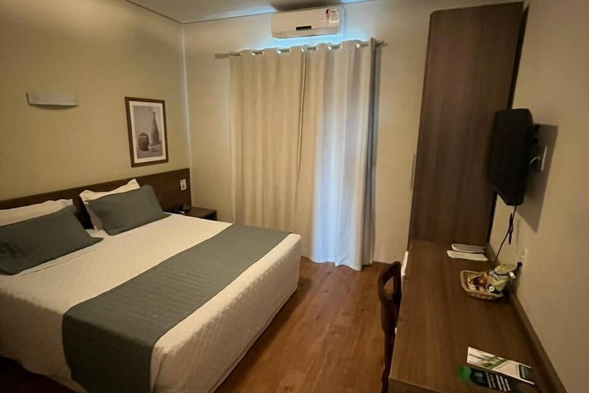 Deluxe kamer, 1 kingsize bed | 1 slaapkamer, een minibar, een kluis op de kamer, een bureau