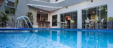 Piscine extérieure, chaises longues