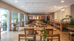 A spacious restaurant with long tables and chairs, large windows, and a modern interior design. - Hotel Serra de Jundiaí (Jundiai)