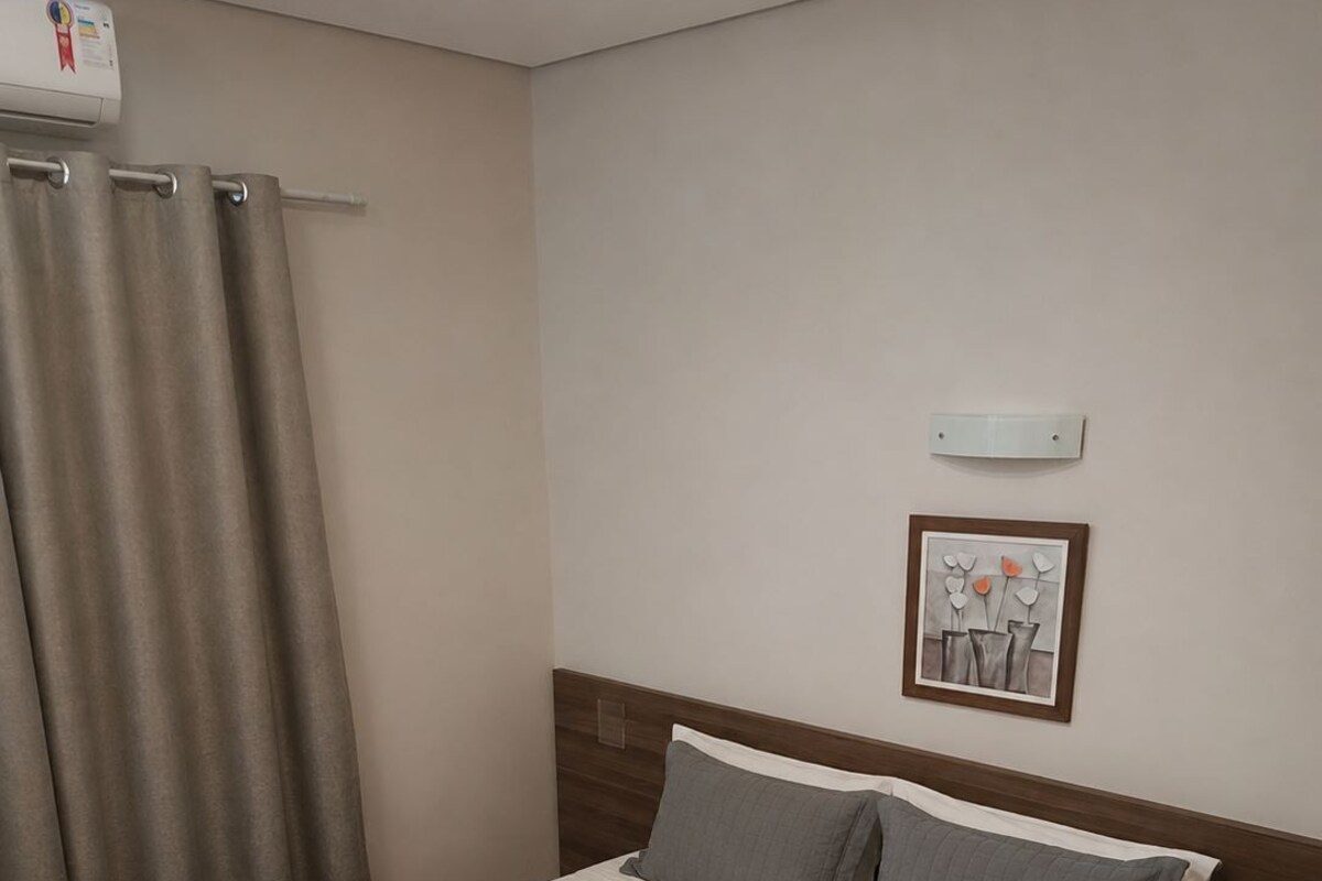 Deluxe Room, 1 King Bed | Minibar, in-room safe, desk, blackout drapes