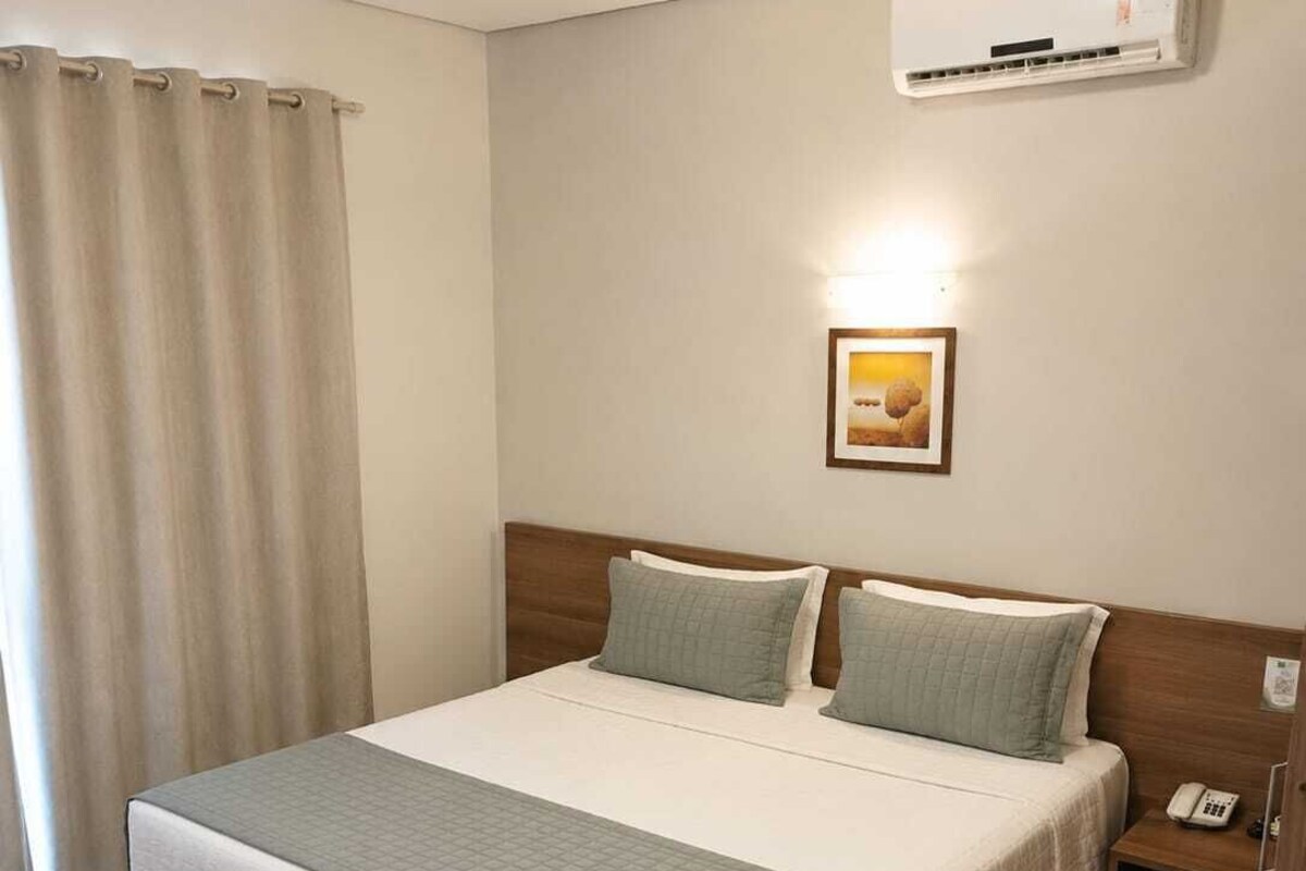 Deluxe Studio Suite | Minibar, in-room safe, desk, blackout drapes
