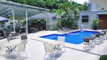 Piscina externa, espreguiçadeiras